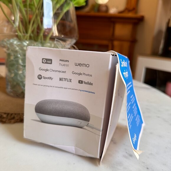 Google Home Mini - Picture 3 of 4